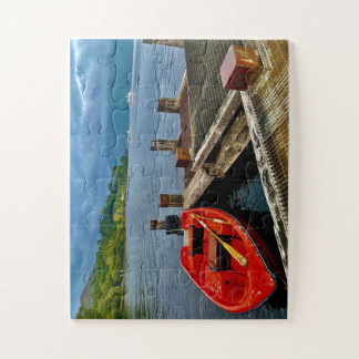 Rotes Ruderboot am ruhigen Glasgower Dock Puzzle