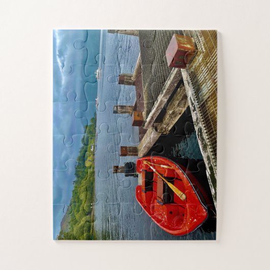 Rotes Ruderboot am ruhigen Glasgower Dock Puzzle (Vertikal)