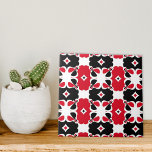 rotes Schwarz-Weiß-Muster Fliese<br><div class="desc">Diese Keramik-Kachel strahlt mit ihrem komplizierten geometrischen Muster ein Gefühl zeitloser Eleganz aus. Das Design ist symmetrisch und spiegelt sich sowohl horizontal als auch vertikal wider, wodurch ein harmonischer visueller Effekt entsteht. Die Hauptfarben des Designs sind rot, schwarz und weiß, die sorgfältig angeordnet sind, um Tiefe und visuelles Interesse zu...</div>
