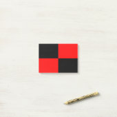 Rotes schwarzes Schachbrett Quadrat Post-it Klebezettel (Auf Schreibtisch)