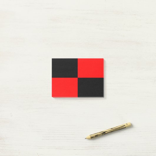 Rotes schwarzes Schachbrett Quadrat Post-it Klebezettel (Auf Schreibtisch)
