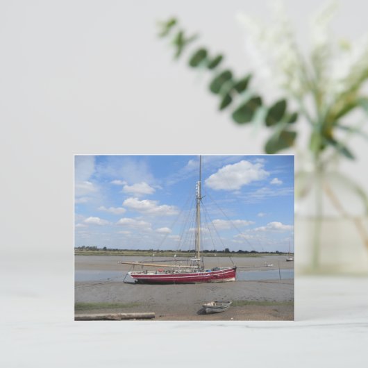 Rotes Segelboot Postkarte (Stehend Vorderseite)