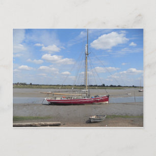 Rotes Segelboot Postkarte