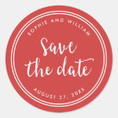 Rotes Skript und weiße Streifen Save the Date Runder Aufkleber (Vorderseite)