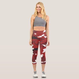 Rotes Tarnmuster Capri Leggings