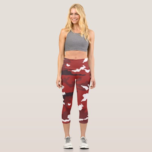Rotes Tarnmuster Capri Leggings (Vorderseite)