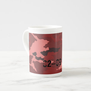Rotes Tarnmuster Rosa-Maroon-Tarnung Porzellantasse