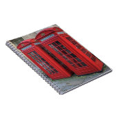 Rotes Telefon packt Notizbuch ein Notizblock (Rechte Seite)