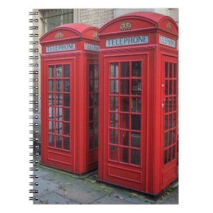Rotes Telefon packt Notizbuch ein Notizblock