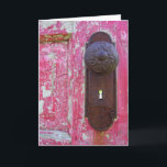 Rotes Tür-Schlüsselloch Karte<br><div class="desc">Foto der rostigen verwitterten Tür mit roter Farbe.</div>