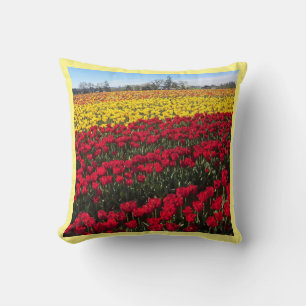 Rotes und gelbes Tulip-Feld Kissen
