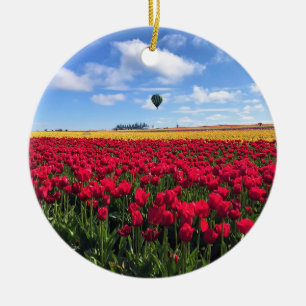 Rotes und gelbes Tulip-Feld mit Heißluftballon Keramik Ornament