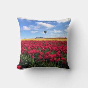 Rotes und gelbes Tulip-Feld mit Heißluftballon Kissen