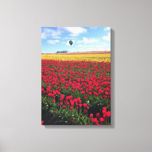 Rotes und gelbes Tulip-Feld mit Heißluftballon Leinwanddruck (Vorderseite)