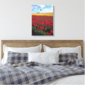 Rotes und gelbes Tulip-Feld mit Heißluftballon Leinwanddruck (Insitu (Schlafzimmer))