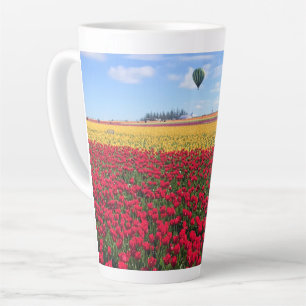 Rotes und gelbes Tulip-Feld mit Heißluftballon Milchtasse