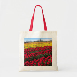 Rotes und gelbes Tulip-Feld Tragetasche