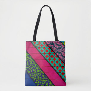 Rotes und grünes Kleidungsstück Tasche