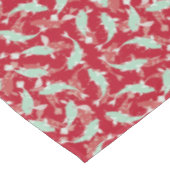 Rotes und grünes Muster - Koi Fish Tischdecke (Schrägansicht)