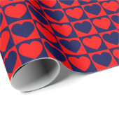 Rotes und Navy Blau-Schachbrettmuster mit Herz Geschenkpapier (Rolleneckpunkt)