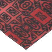 Rotes und Schwarzes Geometrisches Design Tischdecke (Schrägansicht)