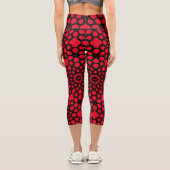 Rotes und schwarzes Schneeflockenmuster Capri Leggings (Rückseite)