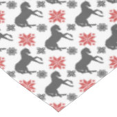 Rotes und schwarzes Weihnachtspferd Tischdecke (Schrägansicht)