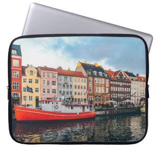 ROTES UND WEISSES BETONGEBÄUDE LAPTOPSCHUTZHÜLLE