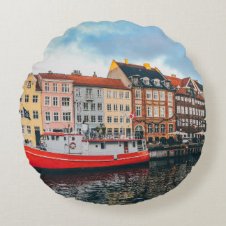 ROTES UND WEIßES BETONGEBÄUDE RUNDES KISSEN