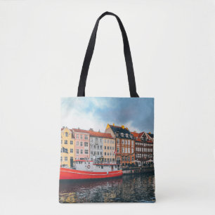 ROTES UND WEIßES BETONGEBÄUDE TASCHE