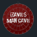 Rotes und weißes Dart Board Dartscheibe<br><div class="desc">Dieses speziell für die Grotte entwickelte Dartboard ist in dunkelrot mit weißem,  fett formatiertem Text gestaltet. Personalisieren Sie den Text nach Anzug Ihrer Bedürfnisse. Perfekte Geschenkidee für den Mann,  der Lieben Spiele.</div>