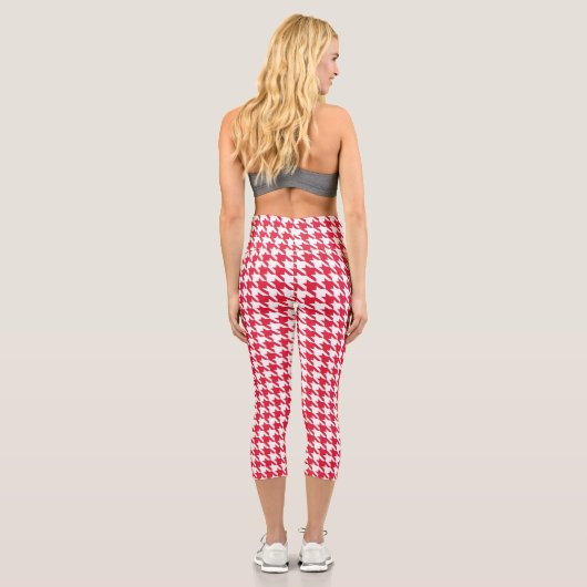 Rotes und weißes Hahnentrittmuster Capri Leggings (Rückseite)