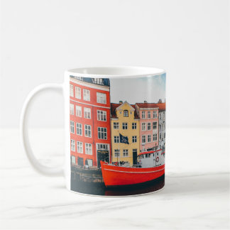 ROTES UND WEISSES KONKRETES GEBÄUDE KAFFEETASSE