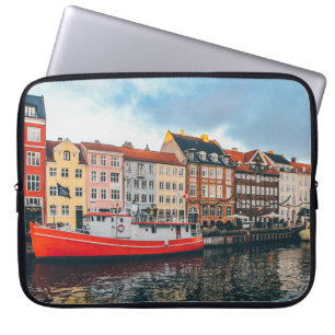 ROTES UND WEISSES KONKRETES GEBÄUDE LAPTOPSCHUTZHÜLLE