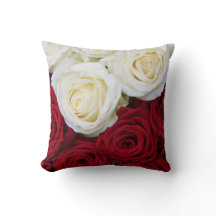 Rotes und weißes Rosenkissen