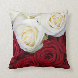 Rotes und weißes Rosenkissen Kissen