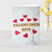 Rotes Valentinstag-Scrabble-Karte Karte (Gelbe Blume)