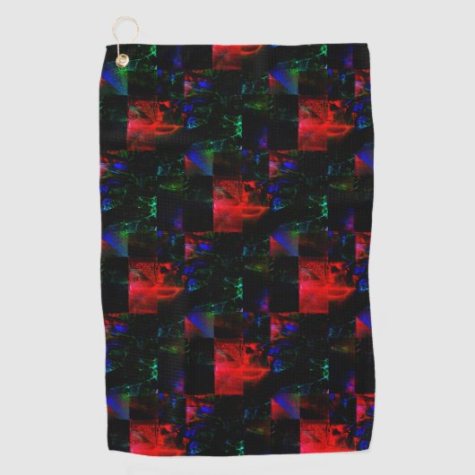 Rotes viereckiges Mosaiküberlagern über dunkelgrün Golfhandtuch (Vorderseite)