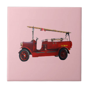 Rotes Vintage-Feuerwehrfahrzeug mit Überkopfleiter Fliese