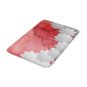 Rotes Wasser und weiße Blume Badematte (Schrägansicht)