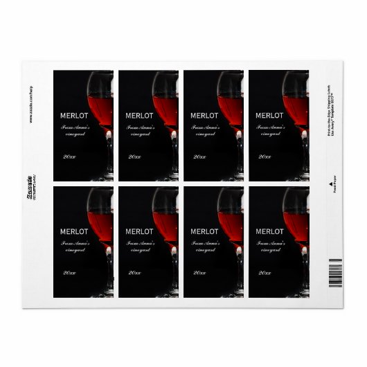 Rotes Weinglas und Flasche (Vorne)