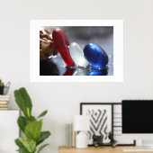 Rotes Weiß- und Blaumeerglas Poster (Heimbüro)