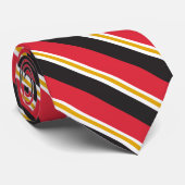 Rotes weißes Gold u. schwarze Krawatte (Gerollt)