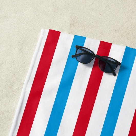 Rotes, weißes und blau gestreiftes Strandtuch (Beispiel)