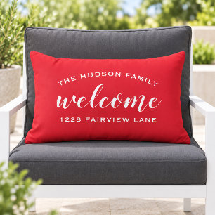 Rotes Willkommensmonogramm auf der Veranda Kissen Für Draußen