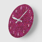 Rotes Zeilenmuster Runde Wanduhr (Winkel)