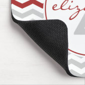 Rotes Zickzack Monogramm Mousepad (Ecke)