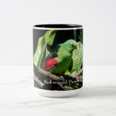 Rotflügelpapagei auf Baumlippe Zweifarbige Tasse (Mittel)