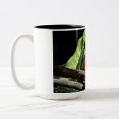 Rotflügelpapagei auf Baumlippe Zweifarbige Tasse (Links)