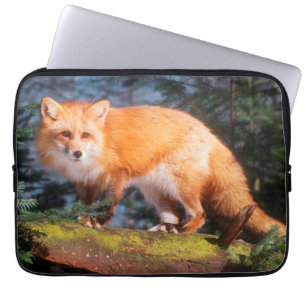 Rotfuchs auf einem Baumstamm Laptopschutzhülle
